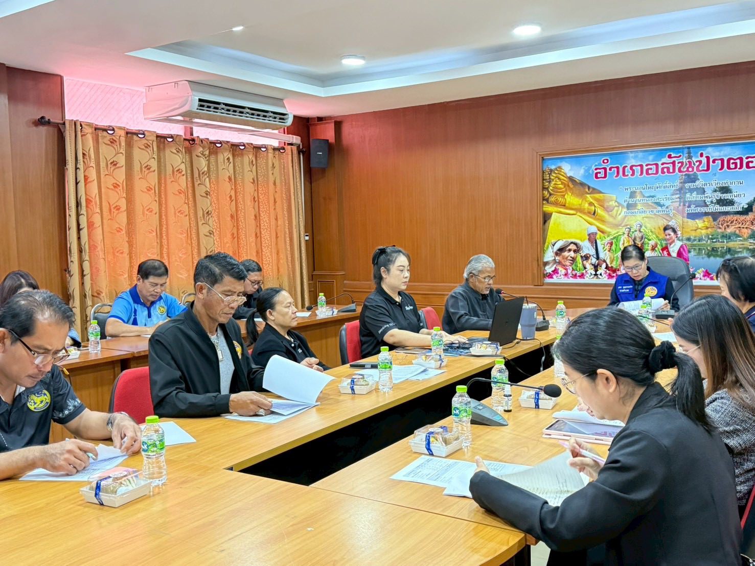 พช.สันป่าตอง ดำเนินการประชุมนำเสนอผลการจัดเก็บและรับรองคุณภาพข้อมูลความจำเป็นพื้นฐาน (จปฐ.) ระดับอำเภอ ประจำปีงบประมาณ พ.ศ. 2569      วันที่ 24 กุมภาพันธ์ 2569 เวลา 09.30น. ณ ห้องประชุม ชั้น 2 ที่ว่าการอำเภอสันป่าตอง จังหวัดเชียงใหม่